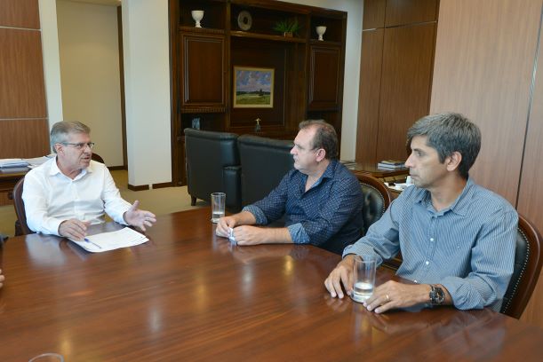 Presidente da Cohapar orienta prefeito de Barra do Jacaré sobre contratação de projetos